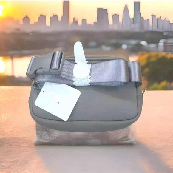 Fabletics Belt Bag Neoprene Fanny Pack Desert Shadow School Work Travel New - Picture 5 of 7